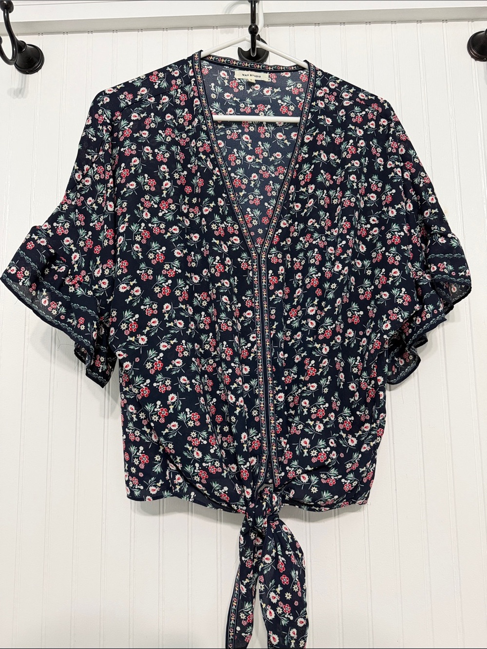 Max Studio Navy Floral V-neck BLOUSE Flutter PULLOVER Ruffle slvs Tie-front EUC